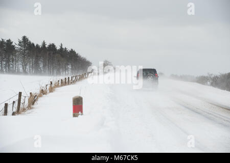 L'Aberdeenshire. 1er mars 2018. Météo France : Le trafic sur l'A947 près de white de négociation à l'accumulation de neige près de l'Aberdeenshire, Ecosse Oldmeldrum. Crédit : Paul Glendell/Alamy Live News Banque D'Images