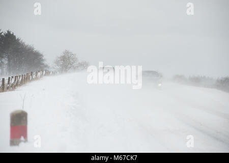 L'Aberdeenshire. 1er mars 2018. Météo France : Le trafic sur l'A947 près de white de négociation à l'accumulation de neige près de l'Aberdeenshire, Ecosse Oldmeldrum. Crédit : Paul Glendell/Alamy Live News Banque D'Images