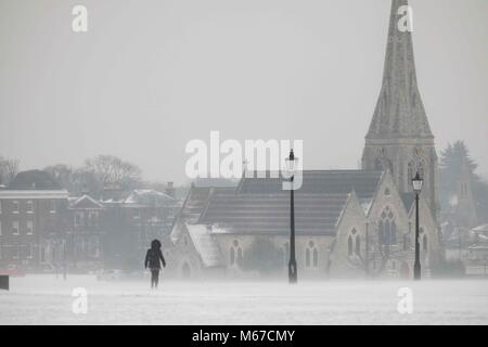 Londres, Royaume-Uni. 1er mars 2018 : les piétons à pied à travers une tempête de neige à Blackheath Common. La "bête de l'Est' et Emma ont apporté un froid extrême et de fortes chutes de neige au Royaume-Uni. Credit : Claire Doherty/Alamy Live News Banque D'Images