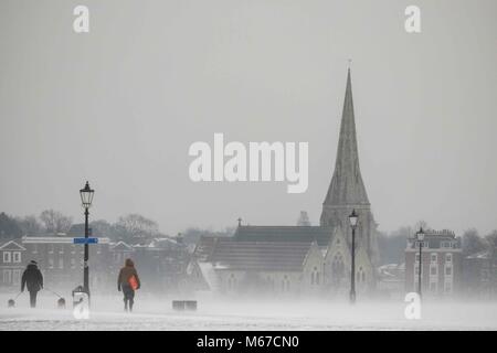 Londres, Royaume-Uni. 1er mars 2018 : les piétons à pied à travers une tempête de neige à Blackheath Common. La "bête de l'Est' et Emma ont apporté un froid extrême et de fortes chutes de neige au Royaume-Uni. Credit : Claire Doherty/Alamy Live News Banque D'Images