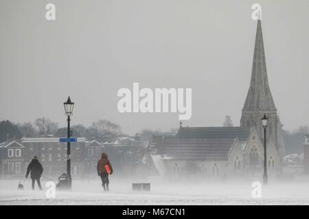 Londres, Royaume-Uni. 1er mars 2018 : les piétons à pied à travers une tempête de neige à Blackheath Common. La "bête de l'Est' et Emma ont apporté un froid extrême et de fortes chutes de neige au Royaume-Uni. Credit : Claire Doherty/Alamy Live News Banque D'Images