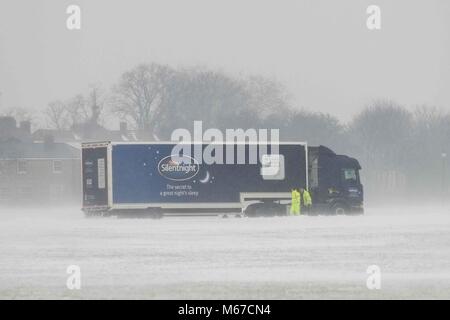 Londres, Royaume-Uni. 1er mars 2018 : Un camion coincé dans la neige épaisse à Blackheath Common. La "bête de l'Est' et Emma ont apporté un froid extrême et de fortes chutes de neige au Royaume-Uni. Credit : Claire Doherty/Alamy Live News Banque D'Images