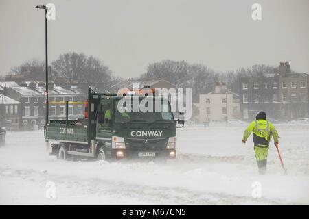 Londres, Royaume-Uni. 1er mars 2018 : Un camion coincé dans la neige épaisse à Blackheath Common. La "bête de l'Est' et Emma ont apporté un froid extrême et de fortes chutes de neige au Royaume-Uni. Credit : Claire Doherty/Alamy Live News Banque D'Images