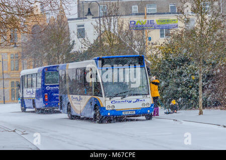 Femme et enfant se détourna de bus comme parties de Devon s'arrêter que Storm Emma arrive à être satisfaits par l'air froid de la bête de l'Est, causant de lourdes chutes de neige et un avertissement météo rouge à Newton Abbot, Devon, UK. Credit : JHNews / Alamy Live News Banque D'Images