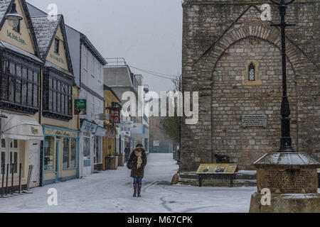 Femme marche à travers le centre-ville déserté de Newton Abbot Devon comme parties de s'arrêter que Storm Emma arrive à être satisfaits par l'air froid de la bête de l'Est, causant de lourdes chutes de neige et un avertissement météo rouge à Newton Abbot, Devon, UK. Credit : JHNews / Alamy Live News Banque D'Images