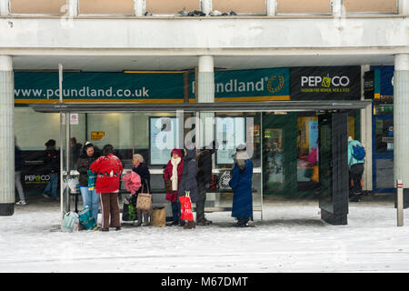 Exeter, Devon, UK. 1er mars 2018. Météo britannique. Exeter dans la neige lourde à partir de la tempête Emma Crédit : Sebastian Wasek/Alamy Live News Banque D'Images