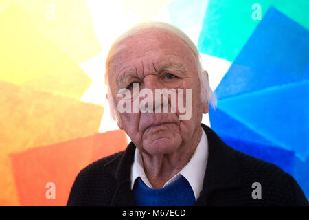 01 mars 2018, l'Allemagne, Düsseldorf : ZERO artiste Heinz Mack debout devant sa pièce d'art sans titre de l'année 2016. La Düsseldorf Musée Goethe met la théorie des couleurs de Goethe par rapport à l'art de Mack Les œuvres des artistes seront présentées dans l'exposition 'actes de lumière" du 04 mars au 27 mai 2018. Photo : Federico Gambarini/dpa Banque D'Images