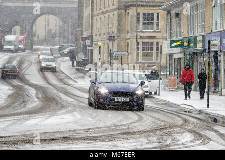 Chippenham, UK, 1er mars, 2018. Que storm Emma arrive dans l'ouest de l'Angleterre, les conducteurs de voiture et les piétons sont représentés comme ils brave fortes averses de neige à Chippenham centre-ville. Credit : lynchpics/Alamy Live News Banque D'Images