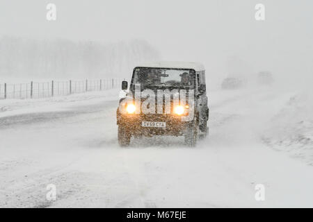 A35, Askerswell, Dorset, UK. 1er mars 2018. Météo britannique. Conditions de Blizzard sur l'A35 à Askerswell dans Dorset prévenir tous mais les courageux ou ceux qui conduisent des véhicules 4x4 de passer de Bridport à Dorchester en raison des fortes chutes de neige à partir de la tempête Emma, causé par l'air froid de la bête de l'Est. Crédit photo : Graham Hunt/Alamy Live News Banque D'Images