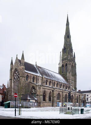 Lichfield Staffordshire England |1er mars 2018. La neige et la glace salue le premier jour du printemps de l'église St Mary avec Boswell's statue dans un harfang Place du Marché Crédit : David Keith Jones/Alamy Live News Banque D'Images