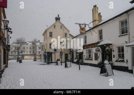 La ville de Sidmouth, Devon, 1er mars 18 High Street, dans le centre-ville de Sidmouth comme bête de la tempête est à la rencontre de Emma sur le sud-ouest de l'Angleterre. Devon et Cornwall attendent plusieurs pouces de neige dans les prochaines heures. La neige est un excellent rareity sur la côte du Devon Sidmouth - a eu aucun depuis l'hiver 2010/11. Central Photo/Alamy Live News Banque D'Images