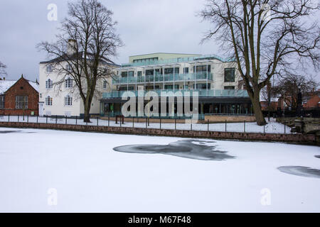 Lichfield Staffordshire England |1er mars 2018. La neige et la glace salue le premier jour du printemps. Restaurant Eco et congelé Minster extérieure avec la neige et la glace. Crédit : David Keith Jones/Alamy Live News Banque D'Images