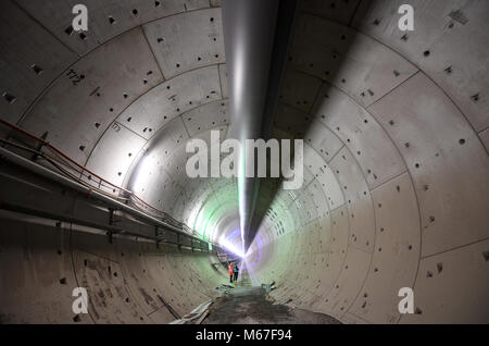 Rastatt, Allemagne. 06Th Mar, 2018. La Deutsche Bahn (chemins de fer allemands) et des membres de la presse dans l'est du tunnel à Rastatt, Allemagne, 01 mars 2018. Dommages à la nouvelle élaboration de la ligne Karlsruhe-Basel en 2017 a vu l'eau et la terre s'infiltrer dans le site. Avec les pistes de couler, une zone du tunnel a dû être fermé avec 2000 mètres cubes de ciment à l'aide d'une machine de forage. Ces butées de béton sont maintenant supprimés. Crédit : Patrick Seeger/dpa/Alamy Live News Banque D'Images