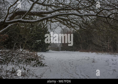 Couverture de neige plus de Telford dans le Shropshire, le gel conditions continuent à s'établir vers la fin de l'hiver en mars 2018 Banque D'Images