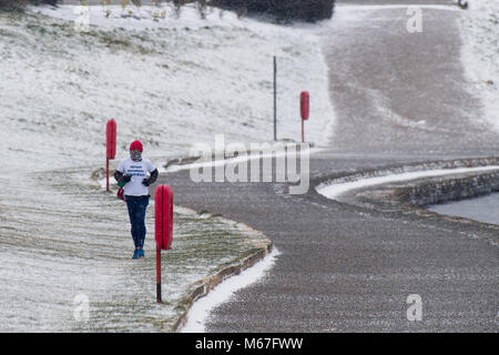 Cardiff, Pays de Galles. 1er mars 2018. Un coureur affronte les glacées sur le barrage de la baie de Cardiff. Storm Emma et 'La Bête de l'Est' ont frappé le Royaume-Uni, avec une alerte rouge pour la neige et le vent émis pour les régions entourant Cardiff, Newport, Pays de Galles du Sud, les vallées et le sud-ouest de l'Angleterre. Credit : Polly Thomas/Alamy Live News Banque D'Images