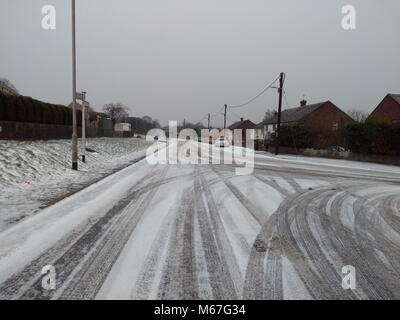 Plymouth, au Royaume-Uni. 1er mars 2018. Les routes couvertes de neige dans la région de Plympton, Plymouth en raison de la tempête Emma. Crédit : Simon Hurrell/Alamy Live News Banque D'Images