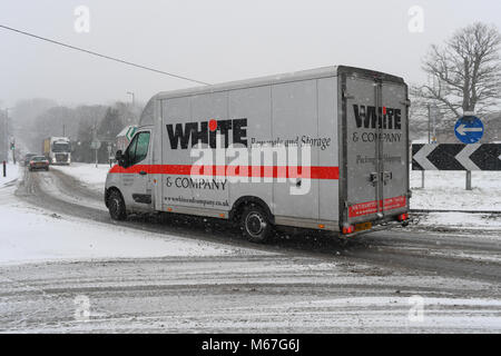 Southampton, UK. 1er mars 2018. Jeudi 1er mars 2018 UKsnow West Wellow Southampton en Angleterre. Les absorptions blanc un nom parfait pour un camion par ce temps si ce n'est pas le meilleur jour pour se déplacer.fait son chemin le long de l'A36 sur son chemin à Southampton après avoir échoué à négocier un camion. Emma tempête combinée avec la Bête de l'est '' hits West Wellow, Romsey Hampshire en fin d'après-midi, provoquant le chaos sur l'A36, la route principale de Southampton à Salisbury. Les voitures et camions ont été bloqué sur les nombreuses collines bloque la circulation. Credit : PBWPIX/Alamy Live News Banque D'Images