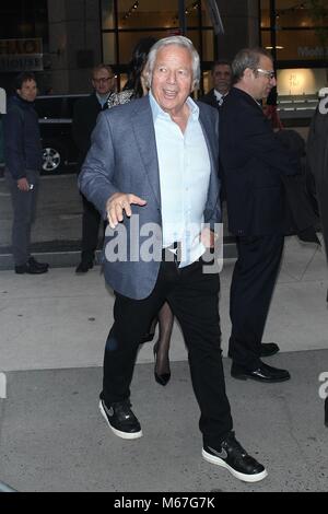 ***PHOTO*** Robert Kraft n'est pas le père de Ricki Noel Lander's Baby*** NEW YORK, NY - 11 MAI : Robert Kraft arrive à la L'assistant de mensonges Première Mondiale au MoMA le 11 mai 2017 dans la ville de New York. Crédit : Diego Corredor/MediaPunch Banque D'Images