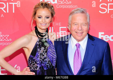 ***PHOTO*** Robert Kraft n'est pas le père de Ricki Noel Lander's Baby*** NEW YORK, NY - 10 juin : Ricki Lander et New England Patriots propriétaire Robert Kraft assister à la Ailey Gala bénéfice de l'esprit David H. Koch Theater Le 10 juin 2015 à New York. Photo par Raymond Hagans/MediaPunch Banque D'Images