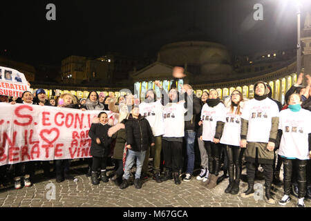 Ce soir dans les rues de la ville de Naples une procession avec des milliers de personnes ont manifesté pour protester contre les institutions qui ne font rien pour libérer les trois napolitains enlevés au Mexique en janvier dernier. 28 Février, 2018. Crédit : Fabio Sasso/ZUMA/Alamy Fil Live News Banque D'Images