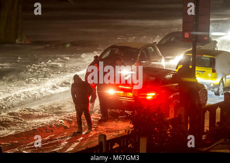 Northampton, Angleterre, Royaume-Uni Météo. 1er mars 2018. Voitures la mise en queue sur Park Avenue South en raison de la neige qui a commencé au début de l'après-midi avec des températures de -5, ce qui entraîne des problèmes pour le trafic de banlieue en essayant de rentrer à la maison après une journée de travail, de nombreux qui ont besoin d'être poussée à y aller de nouveau après l'arrêt dans la file d'attente. Credit : Keith J Smith./Alamy Live News Banque D'Images