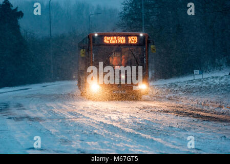 Cardiff, Wales, UK. 1er mars 2018. Les fortes chutes de neige à Cardiff annonce l'arrivée de la tempête Emma. Roulant conditiosn dans la capitale galloise se détériorent rapidement. Les services d'autobus sont encore en cours pour le moment. Crédit photo : IAN HOMER/Alamy Live News Banque D'Images