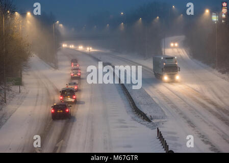 Cardiff, Wales, UK. 1er mars 2018. Les fortes chutes de neige à Cardiff annonce l'arrivée de la tempête Emma. Roulant conditiosn dans la capitale galloise se détériorent rapidement. L'A48 qui est un arteriasl principal moyen de sortir de la ville est praticable avec soin. Crédit photo : IAN HOMER/Alamy Live News Banque D'Images