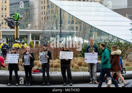 Philadelphie, USA. 1er mars 2018. Une poignée de manifestants a tenu onze minutes de silence à Dilworth Plaza pour protester contre la position de l'Administration d'atout sur les immigrants aux États-Unis. Organisateur de l'événement, Andrea, de refuser le fascisme Philly, a déclaré l'événement faisait partie d'une journée nationale d'actions coordonnées entre plusieurs villes en avance d'une décision de la DACA Cour Suprême des États-Unis le 5 mars prochain. 01 mars 2018. Crédit : Christopher Fondation Evens/Alamy Live News Banque D'Images