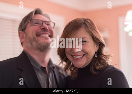 Happy smiling couple riant et s'amusant à friends party Banque D'Images