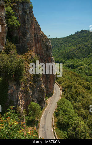 Vallée Verte et Cliff, coupé par la route, près de Chateaudouble, un village calme avec origine médiévale. Situé dans la région de la Provence, dans le sud-est de la France. Banque D'Images