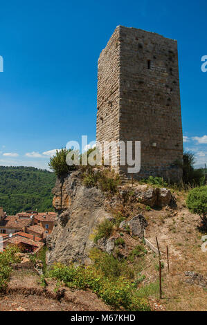 Vue de la tour en haut de colline dans une journée ensoleillée et Chateaudouble en dessous, un village calme avec origine médiévale. Région de la Provence, dans le sud-est de la France. Banque D'Images