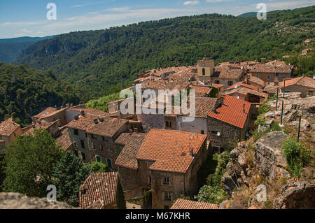 Vue sur les maisons et les toits du village de Chateaudouble, un village calme avec origine médiévale. Situé dans la région de la Provence, dans le sud-est de la France. Banque D'Images