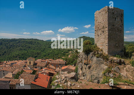 Vue de la tour en haut de colline avec Chateaudouble en dessous, un village calme avec origine médiévale. Situé dans la région de la Provence, dans le sud-est de la France. Banque D'Images