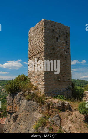 Vue de la tour en haut de colline avec le village de Chateaudouble en dessous, un village calme avec origine médiévale. Région de la Provence, dans le sud-est de la France. Banque D'Images