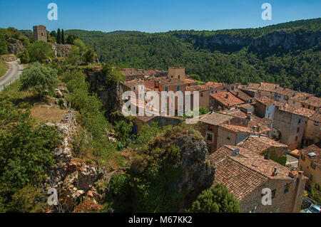 Tour de Vew en haut de colline avec le village de Chateaudouble en dessous, un village calme avec origine médiévale. Région de la Provence, dans le sud-est de la France. Banque D'Images