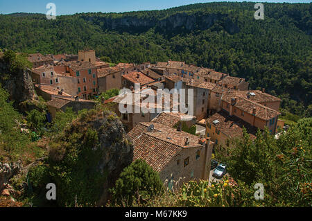 Tour de Vew en haut de colline avec le village de Chateaudouble en dessous, un village calme avec origine médiévale. Région de la Provence, dans le sud-est de la France. Banque D'Images