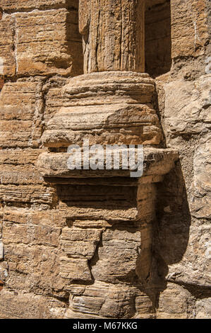 Close-up of old stone base de colonne à Chateaudouble, un village tranquille à l'origine médiévale. Situé dans la région de la Provence, dans le sud-est de la France. Banque D'Images