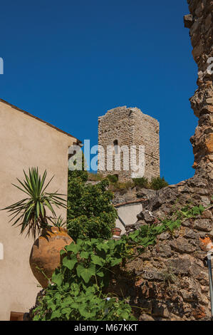 Vue de la tour en haut de colline avec le village de Chateaudouble en dessous, un village calme avec origine médiévale. Région de la Provence, dans le sud-est de la France. Banque D'Images