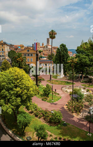 Place paysagée avec des bâtiments et des rues à Grasse, une ville connue pour la production de parfums. Région de la Provence, dans le sud-est de la France. Banque D'Images