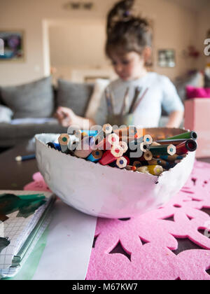 Caucasien enfant peinture à la maison, se concentrer sur les crayons de couleur Banque D'Images