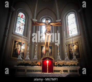 Église chrétienne classique en Italie. Crucifix en bois, des chandeliers sur les côtés de celui-ci. Idéal pour les concepts et les jours fériés. Banque D'Images