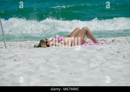 Un très populaire destination pour les vacances de printemps, le Panama City Beach est connue pour son sucre unique-plages de sable blanc. Banque D'Images