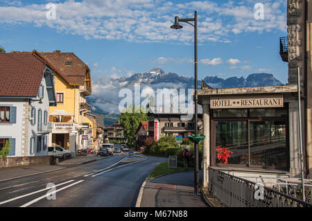 Rue avec les voitures et boutiques à Saint-Gervais-Les-Bains/Le Fayet, une célèbre station de ski située à proximité du Mont Blanc. La France. Banque D'Images