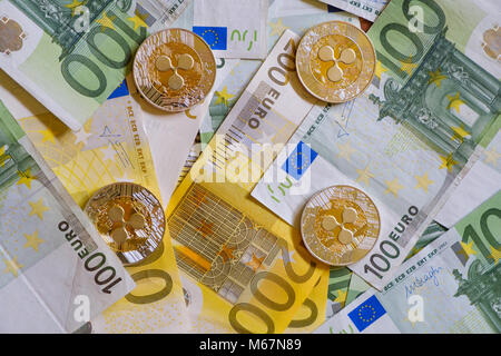 Pièces d'ondulation, Crypto monnaie et billets en euros, l'argent virtuel Banque D'Images