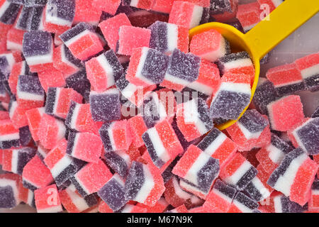 Nice sweet jelly bonbons dans trois couleurs qui sont exposés à être vendus. Banque D'Images