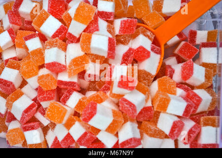 Nice sweet jelly bonbons dans trois couleurs qui sont exposés à être vendus. Banque D'Images