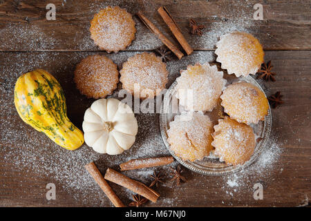 Citrouilles décoratives, de cannelle et de délicieux gâteaux sur fond de bois brun Banque D'Images