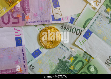 L'or des Bitcoins, Crypto monnaie et billets en euros, l'argent virtuel Banque D'Images
