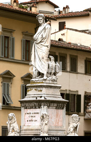 Statue du poète Dante Alighieri en face de l'église de Santa Croce à Piazza Santa Croce, Florence, Toscane, Italie, Europe Banque D'Images