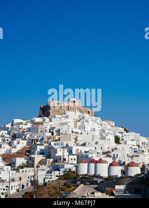 Astypapaia ,l'île de Chora Grèce dans la journée avec les maisons blanches qui entourent le château et les moulins à vent blancs avec les toits rouges. Banque D'Images